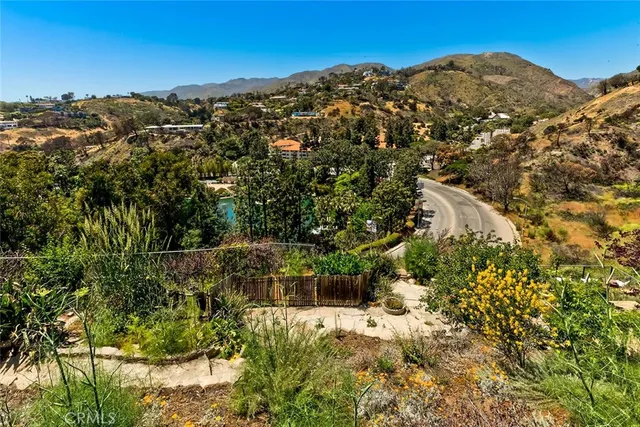a view of a houses with a yard