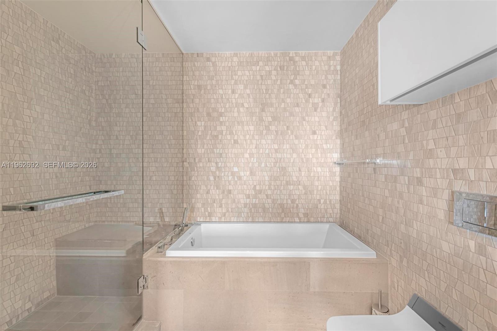 88 Southwest 7th Street, Unit 3806 Miami, FL 33130 - Photo 10 of 24 Separate bathtub and shower