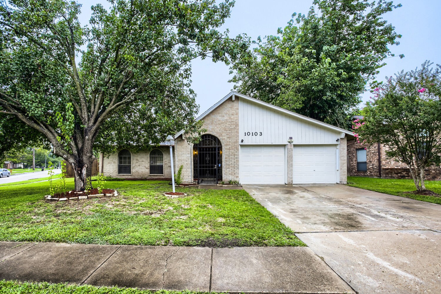 10103 Inwood Shadows Street Houston, TX 77088 - Photo 25 of 32 a front view of house with yard and green space