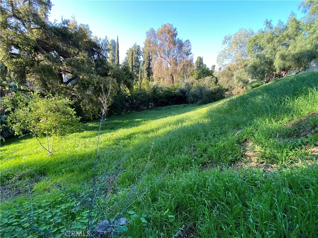 a black and white photo of a large building