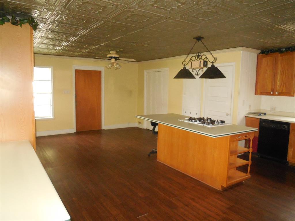 609 West Main Street Ranger, TX 76470 - Photo 14 of 29 a room with table and chairs