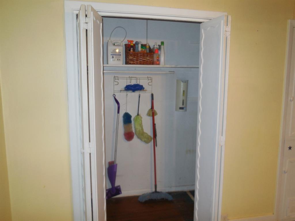 609 West Main Street Ranger, TX 76470 - Photo 17 of 29 a utility room with dryer and washer