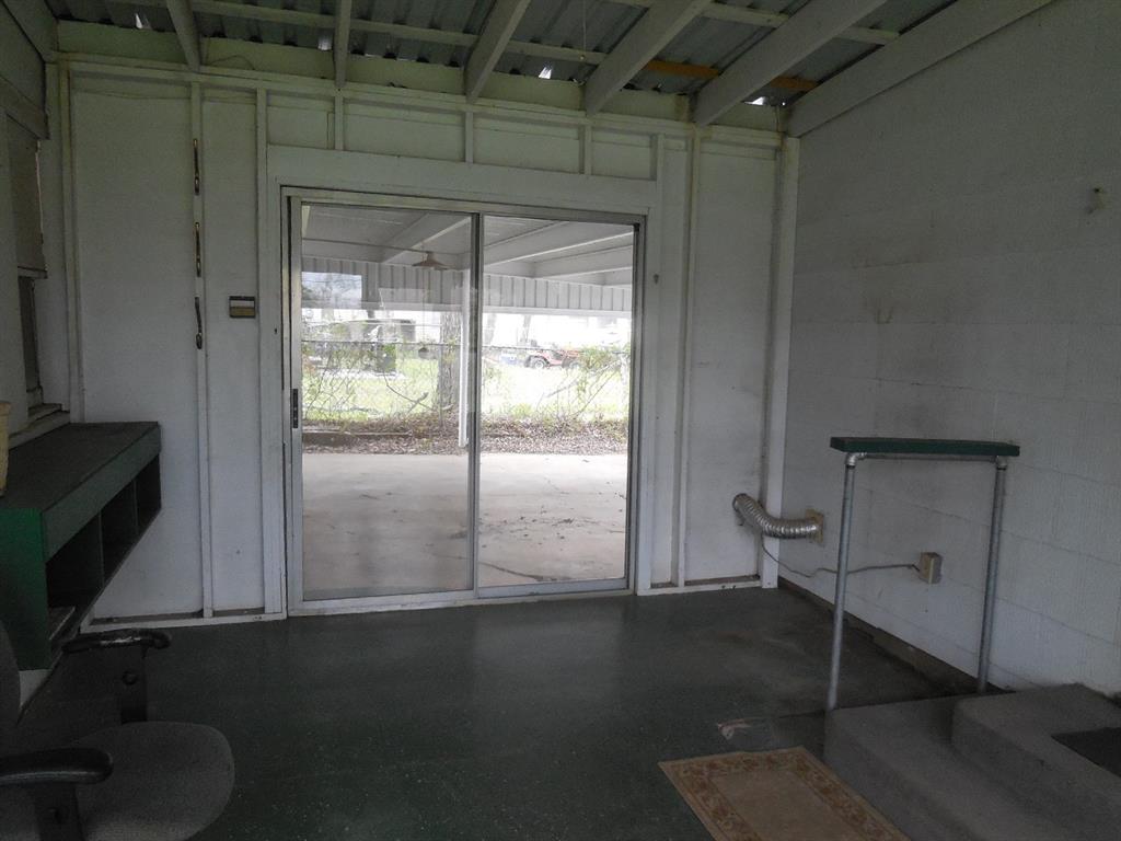 609 West Main Street Ranger, TX 76470 - Photo 20 of 29 a room with wooden floor and windows