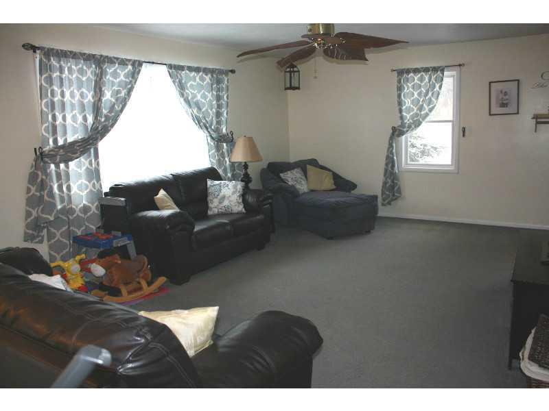 2002 Rutledge Road Transfer, PA 16154 - Photo 4 of 25 Living Room.