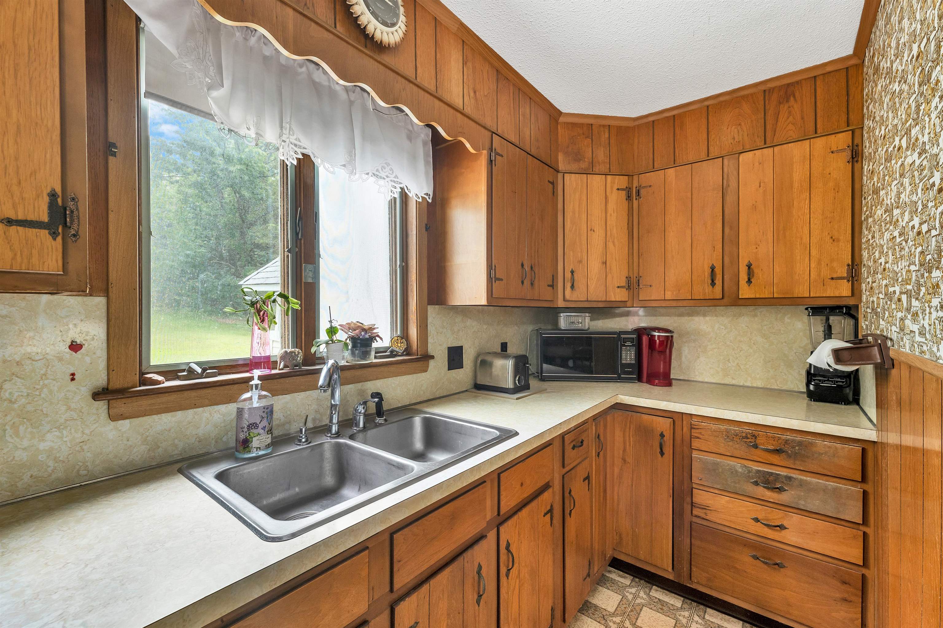 947 Wellington Road Manchester, NH 03104 - Photo 12 of 39 Gallery Image 12