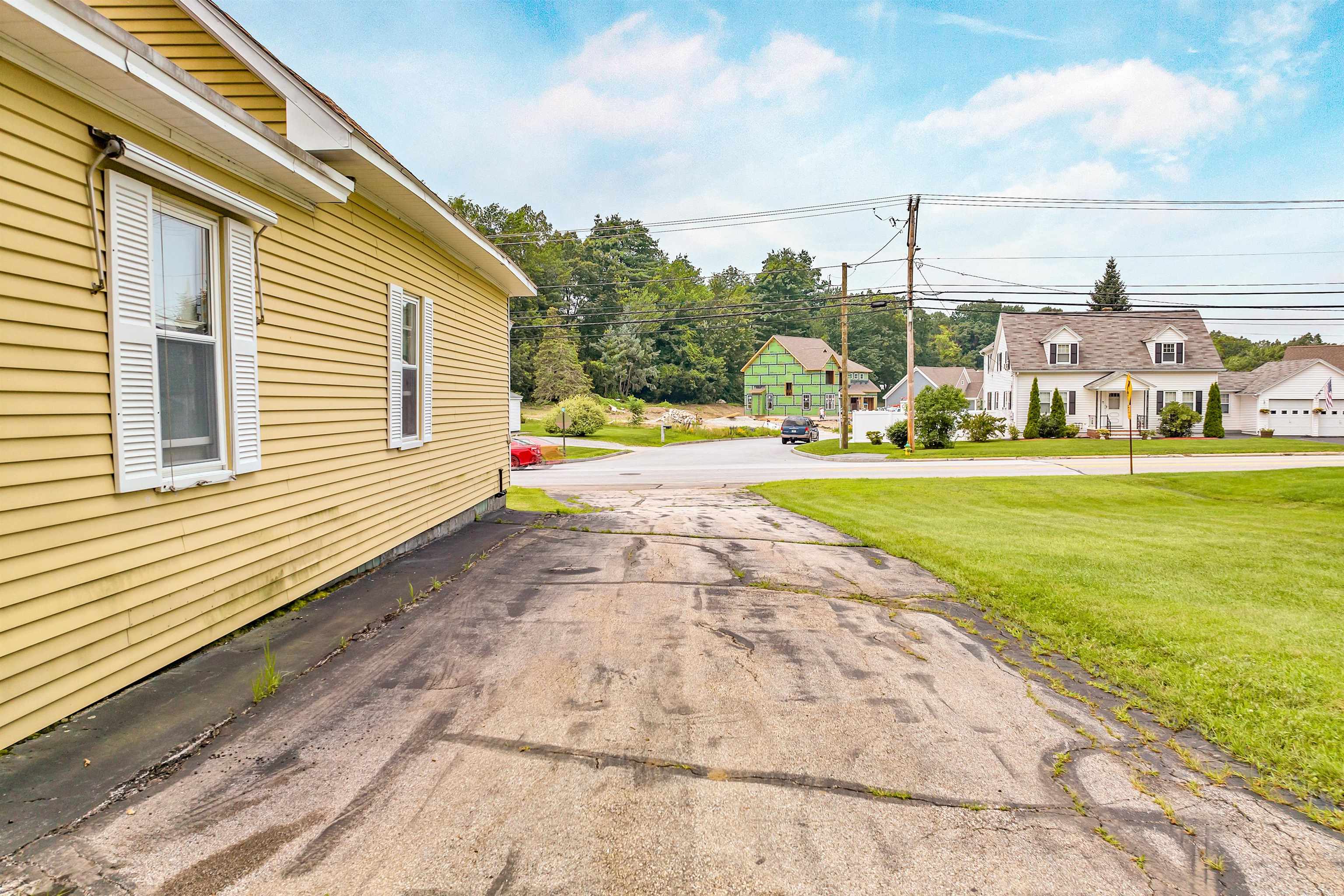 947 Wellington Road Manchester, NH 03104 - Photo 5 of 39 Gallery Image 5