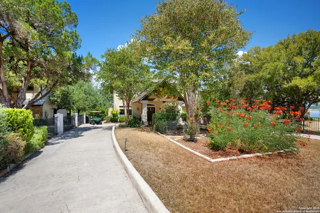 a view of livingroom with furniture and ceiling fan