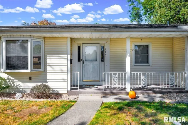 $165,000 | 1733 St Clair Drive, Pekin, IL 61554