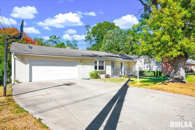 $165,000 | 1733 St Clair Drive, Pekin, IL 61554