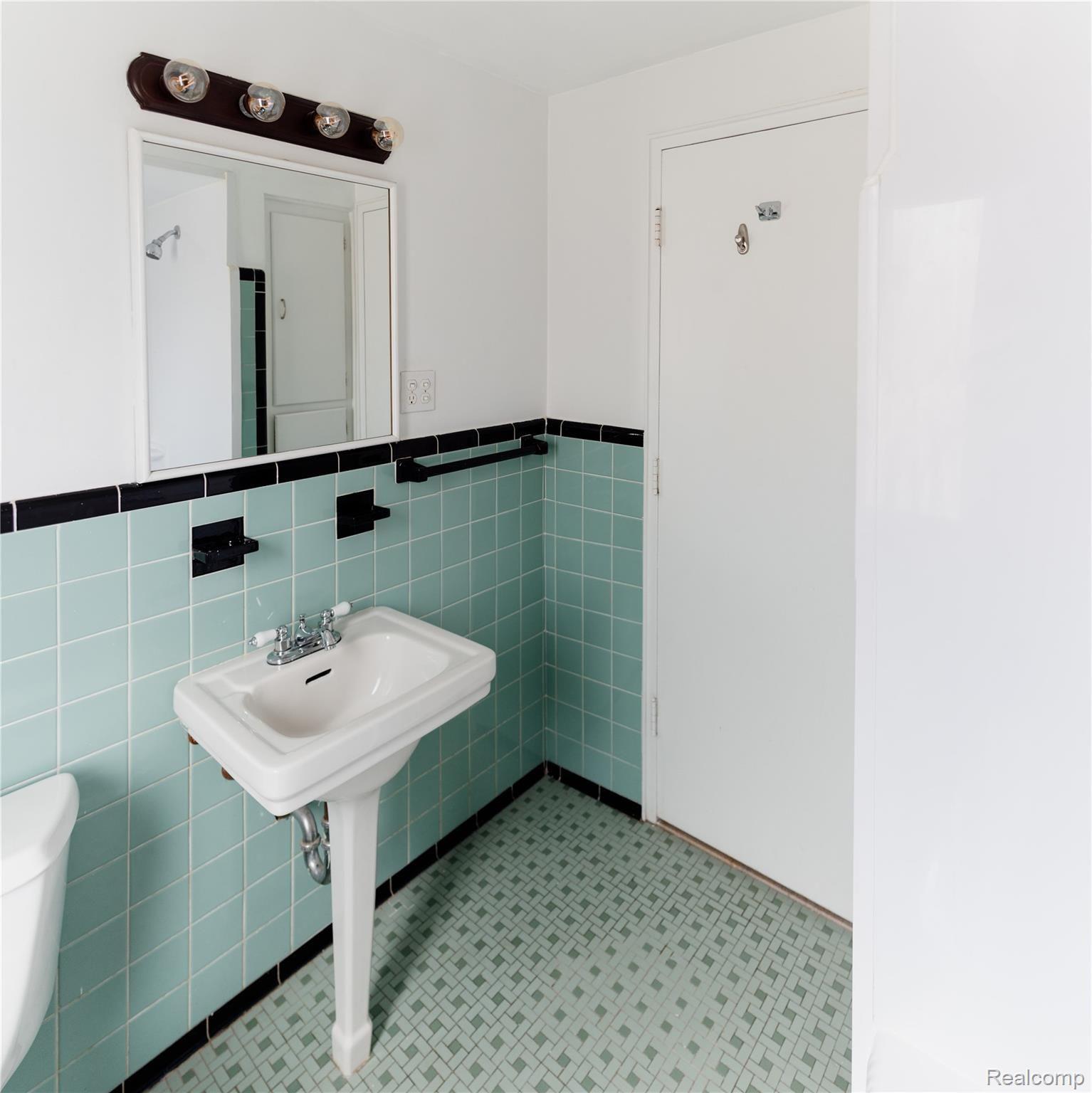 1526 West Webster Road Royal Oak, MI 48073 - Photo 20 of 38 1526-W-Weber-Rd-Royal-Oak-19.jpg
