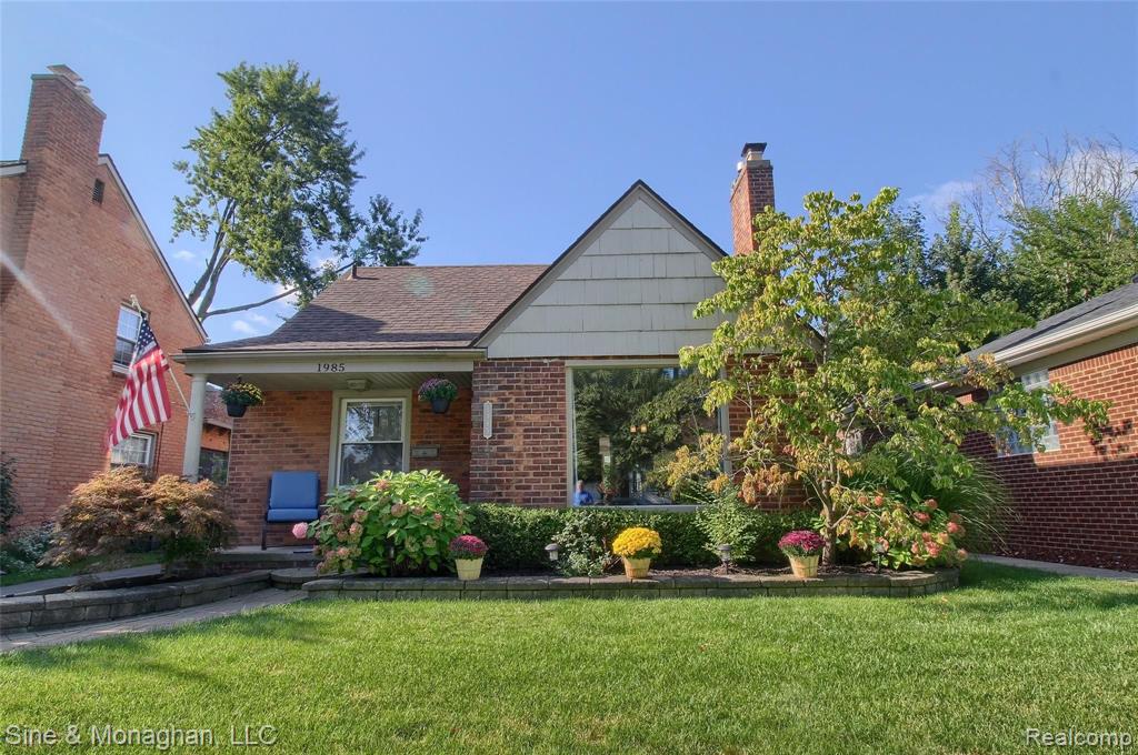 1985 Oxford Road Grosse Pointe Woods, MI 48236 - Photo 1 of 30