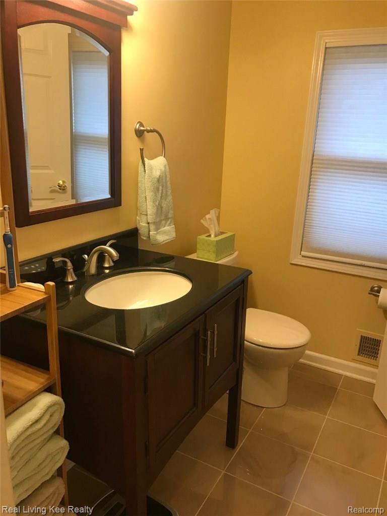 4406 Patrick Road West Bloomfield, MI 48322 - Photo 24 of 31 25.jpg