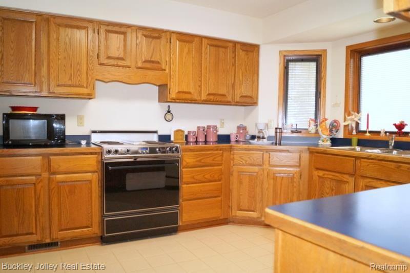 2585 Spruce Ridge Howell, MI 48855 - Photo 7 of 22
