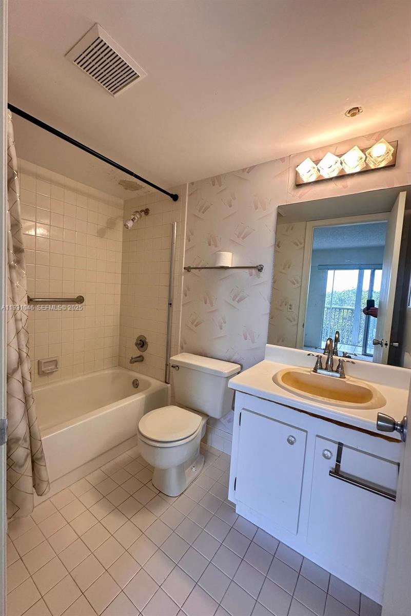 301 Southwest 135th Avenue, Unit 415C Pembroke Pines, FL 33027 - Photo 9 of 13 a bathroom with a sink a toilet and bathtub
