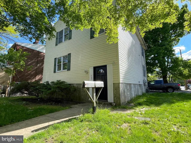 a view of backyard with a garden and plants