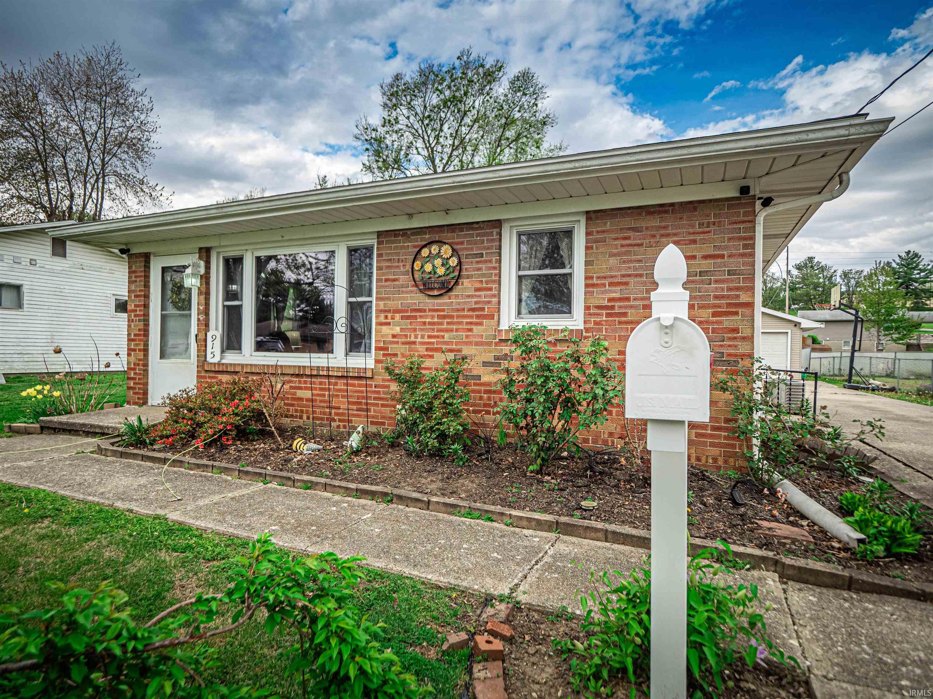 915 South Hall Street Princeton, IN 47670 - Photo 2 of 27