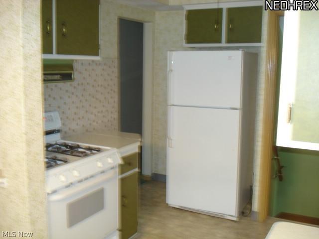 6126 Kelsey Road Parma, OH 44129 - Photo 7 of 18 Appliances Stay