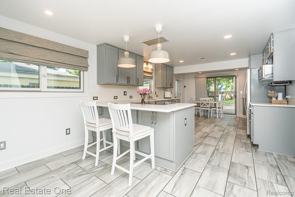 2460 Emmons Avenue Rochester Hills, MI 48307 - Photo 6 of 45