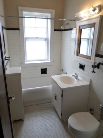 1011 Hull Terrace, Unit 22 Evanston, IL 60202 - Photo 7 of 10 a bathroom with a sink a toilet and a bathtub