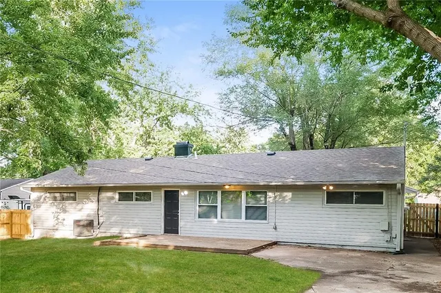 $1,605 | 7810 East 112th Street, Kansas City, MO 64134
