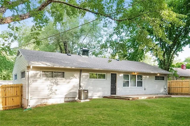 $1,605 | 7810 East 112th Street, Kansas City, MO 64134
