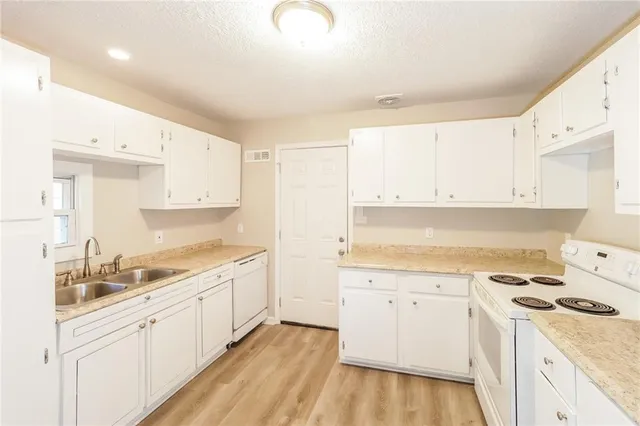 $1,605 | 7810 East 112th Street, Kansas City, MO 64134