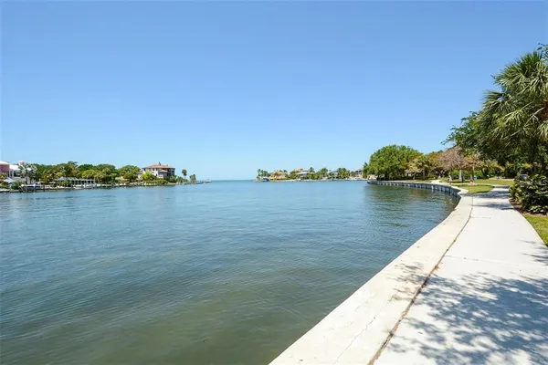$675,000 | 4925 Remington Drive, Sarasota, FL 34234