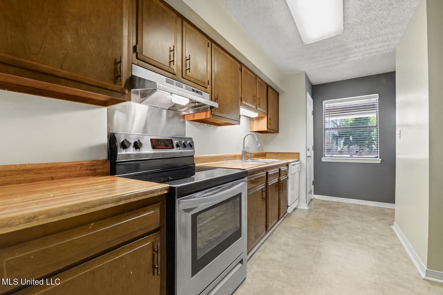 288 Highpoint Drive Diamondhead, MS 39525 - Photo 11 of 38 011