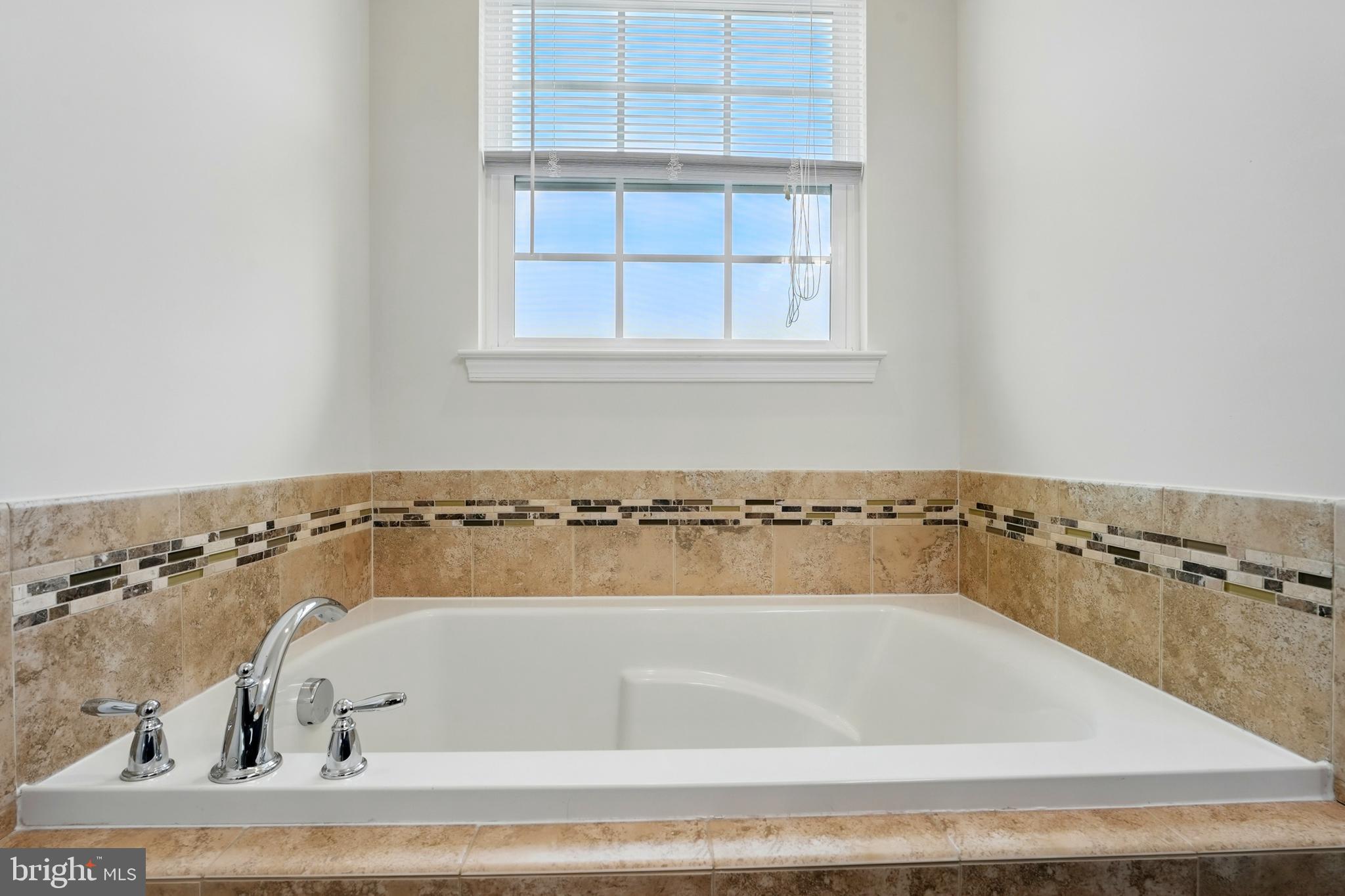 7054 Kona Drive Gainesville, VA 20155 - Photo 31 of 39 a bathroom with a bathtub