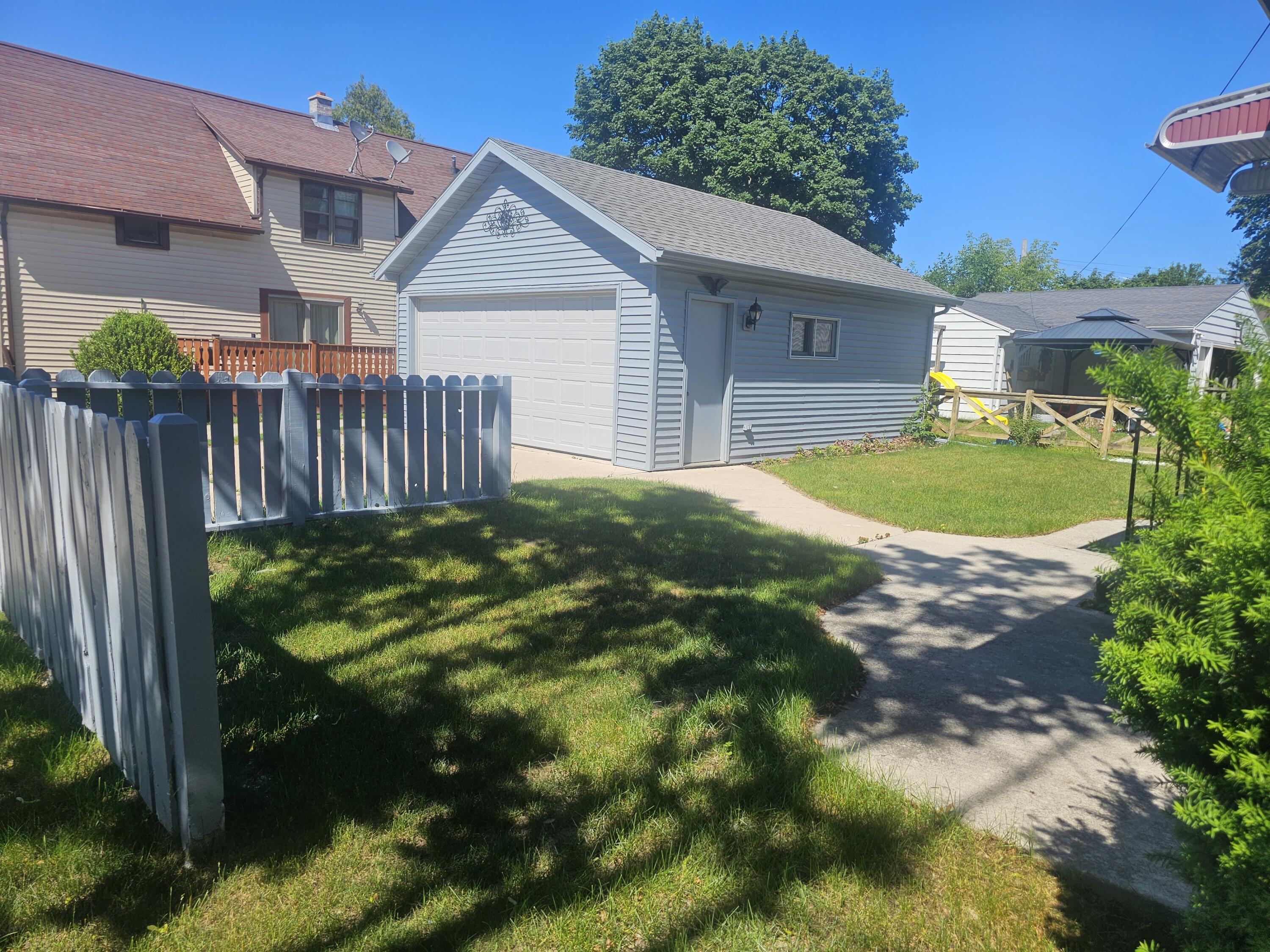 1714 Madison Street Manitowoc, WI 54220 - Photo 16 of 24 20260623_152744
