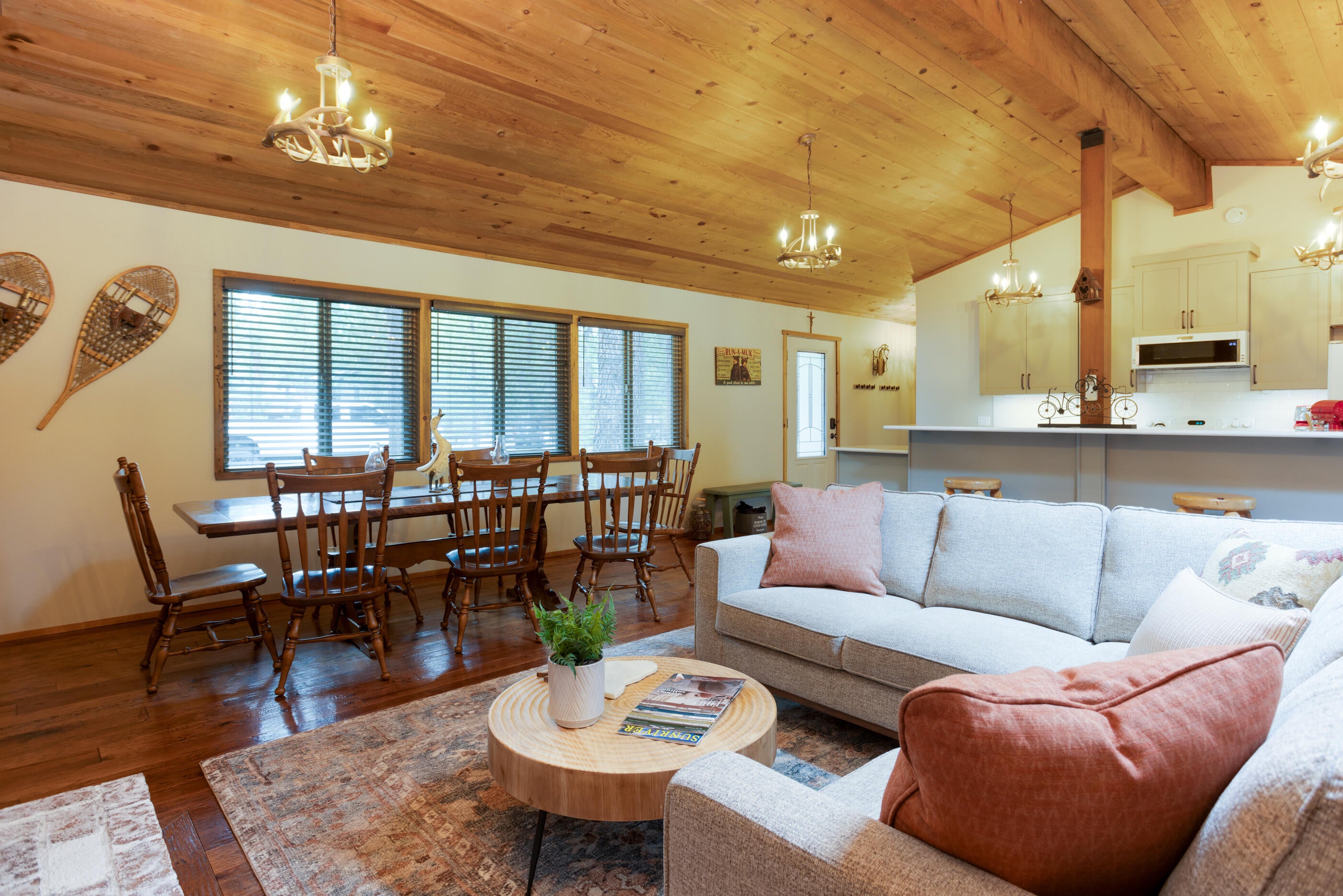 18155 Timber Lane Sunriver, OR 97707 - Photo 2 of 26 Great room design accented with solid hard wood floors