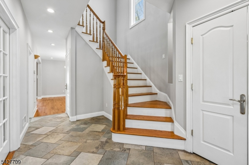 567 Mountain Avenue Springfield, NJ 07081 - Photo 3 of 36