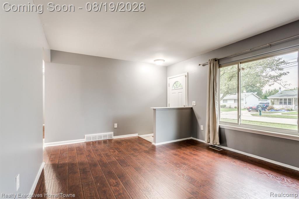 2448 Oakcrest Road Sterling Heights, MI 48310 - Photo 4 of 31 Gallery Image 4