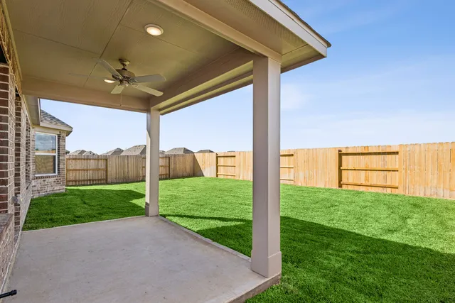 a view of a back yard