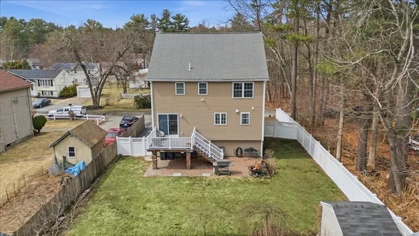 a view of a house with backyard