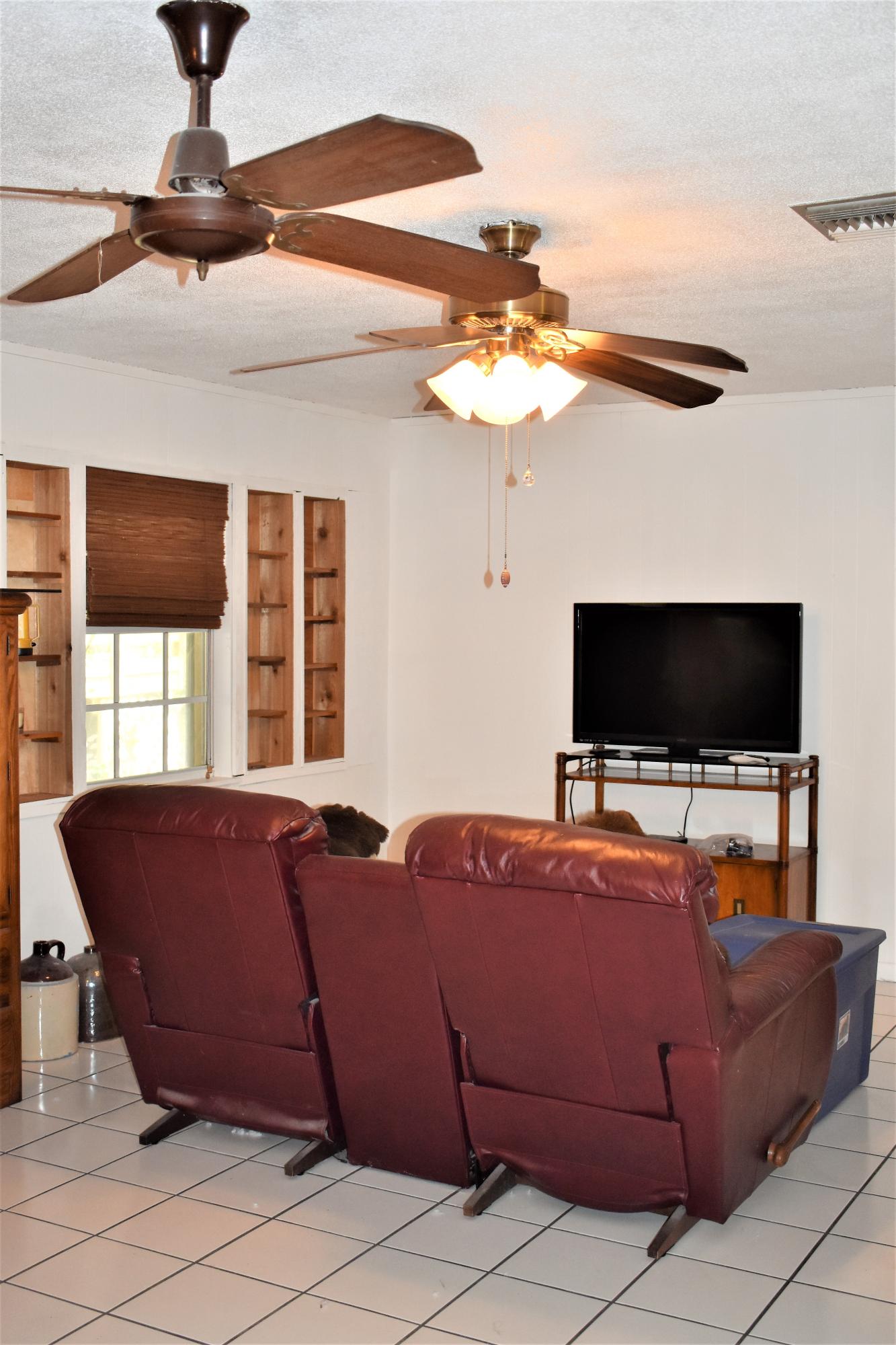 940 Starns Loop Road Okeechobee, FL 34974 - Photo 12 of 33 Living Room