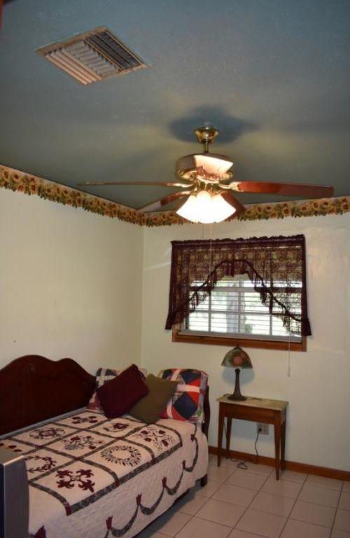 940 Starns Loop Road Okeechobee, FL 34974 - Photo 17 of 33 Guest room