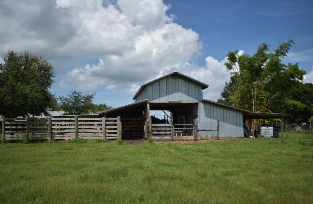 940 Starns Loop Road Okeechobee, FL 34974 - Photo 23 of 33 Barn with loft