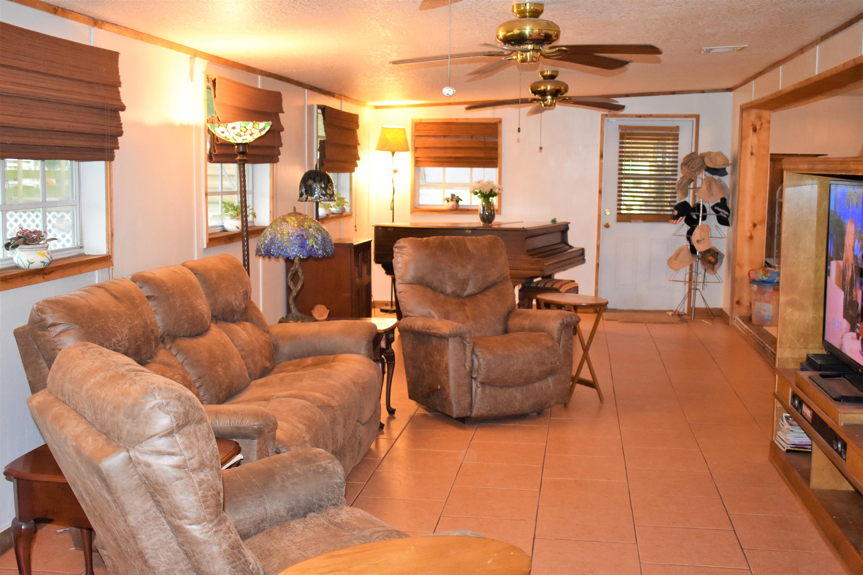 940 Starns Loop Road Okeechobee, FL 34974 - Photo 4 of 33 Family Room