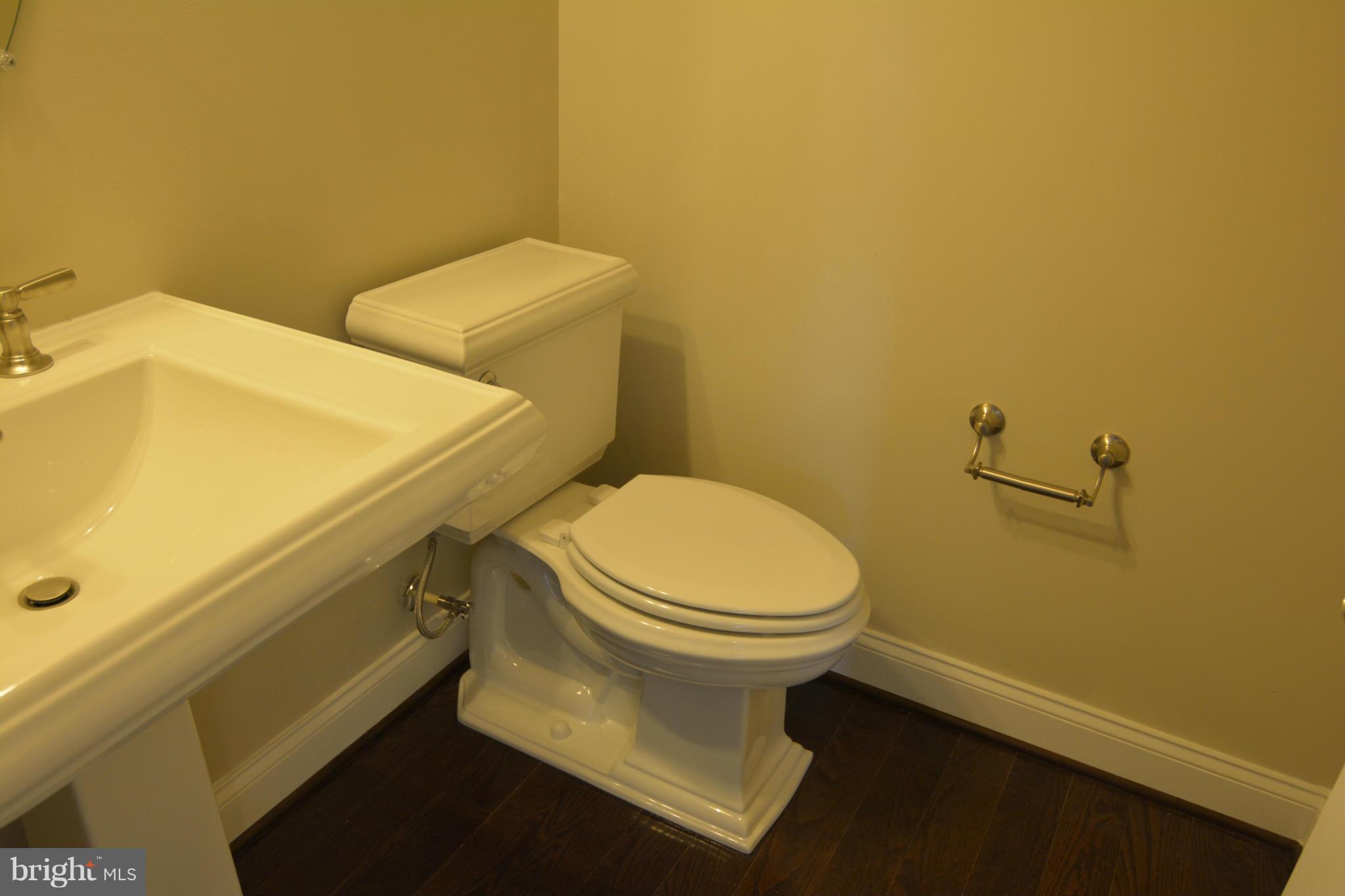 1413 Ridgeview Way Washington, DC 20007 - Photo 12 of 19 Bath