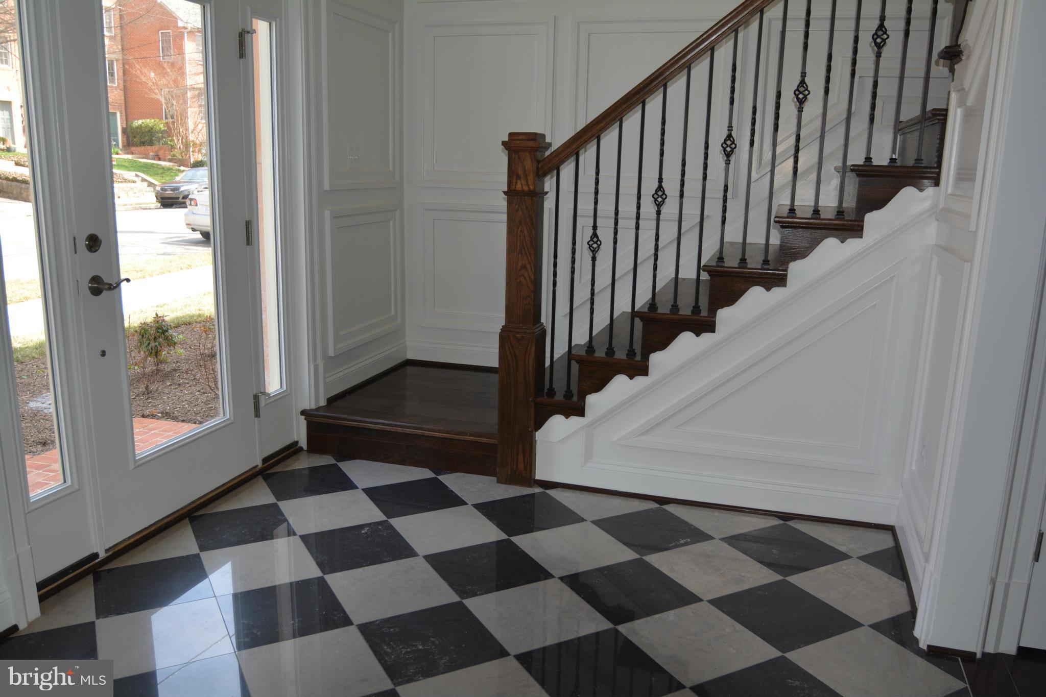 1413 Ridgeview Way Washington, DC 20007 - Photo 4 of 19 Foyer
