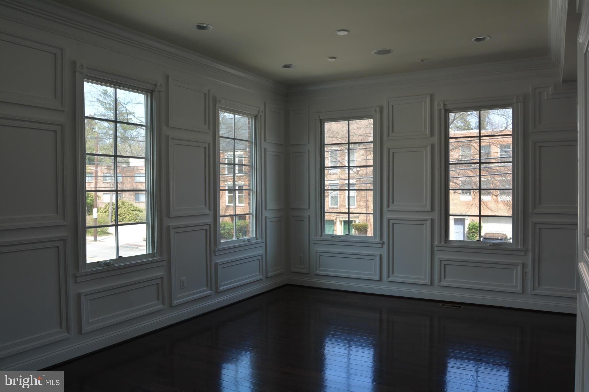 1413 Ridgeview Way Washington, DC 20007 - Photo 8 of 19 Living Room
