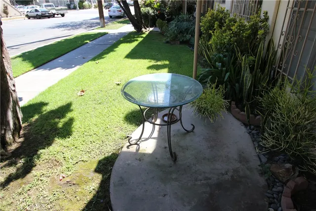 a view of a backyard