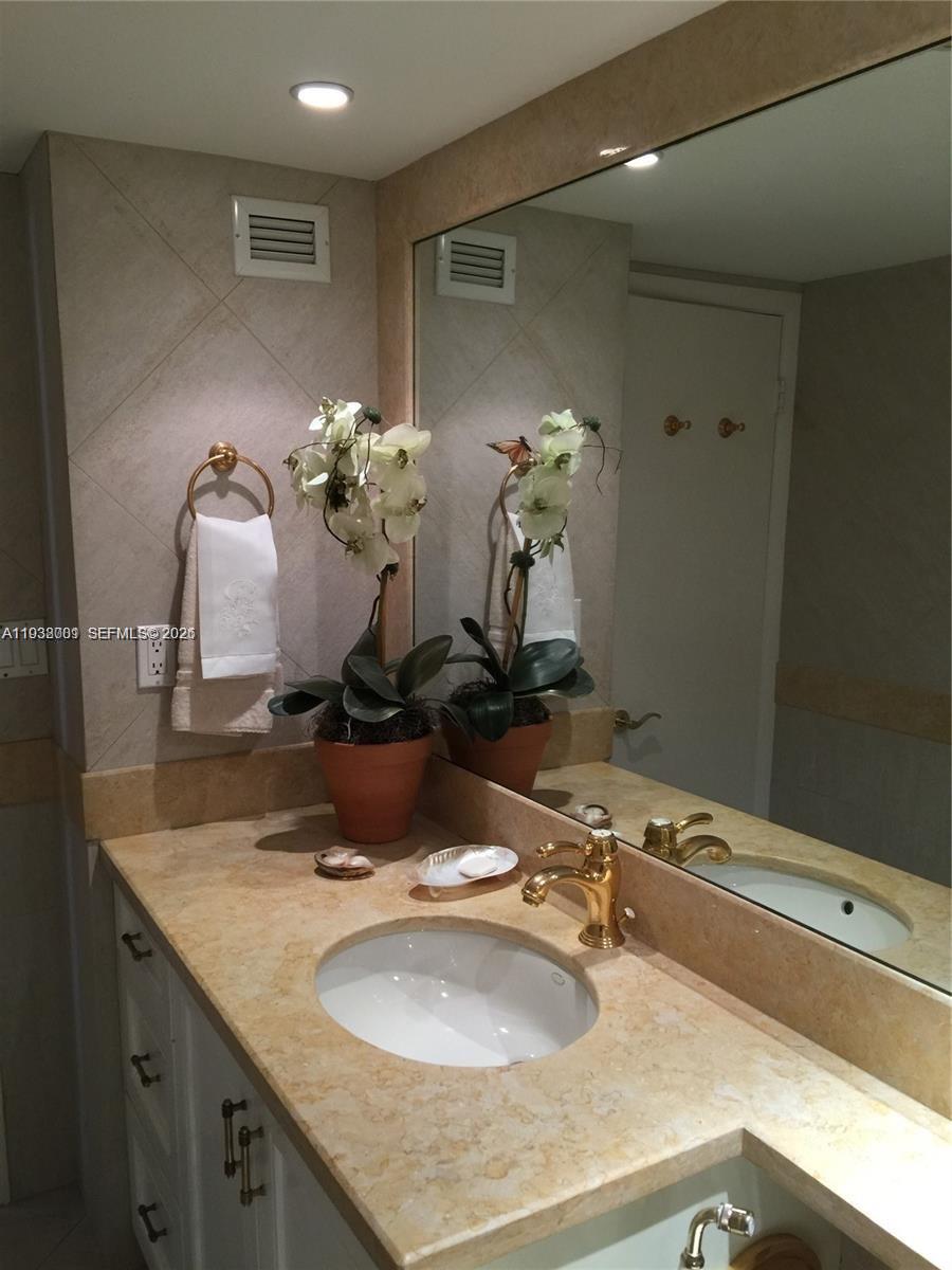 1121 Crandon Boulevard, Unit F1107 Key Biscayne, FL 33149 - Photo 9 of 19