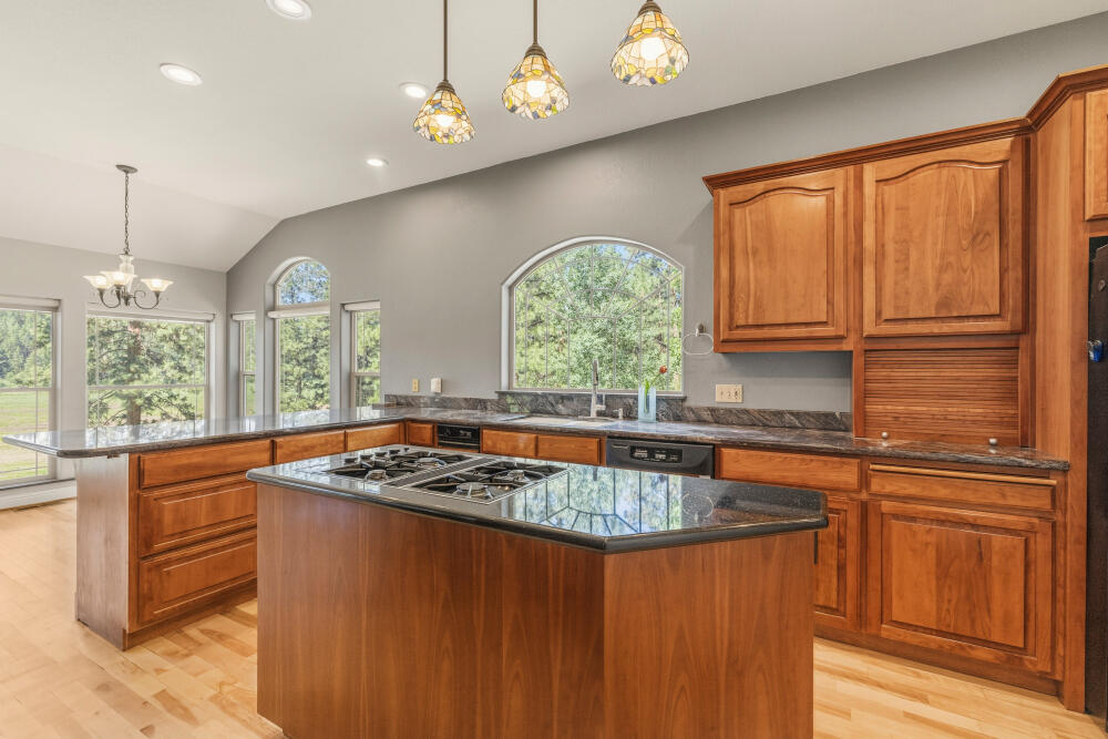 11756 Merganser Road Klamath Falls, OR 97601 - Photo 26 of 73 Island with Cook Top