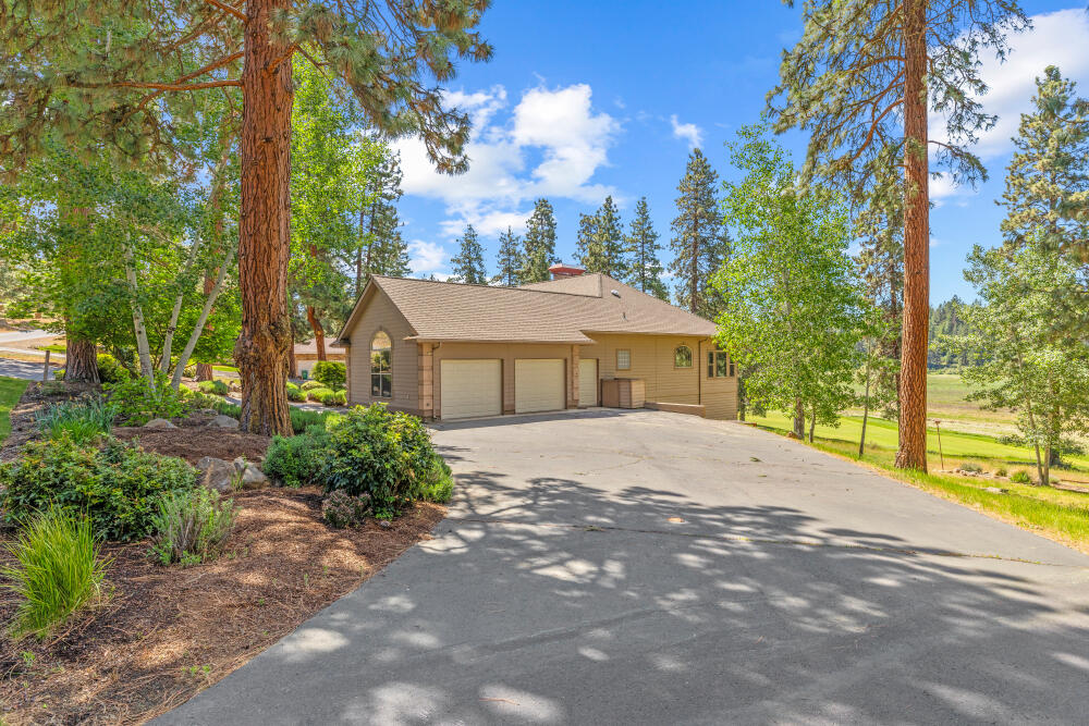 11756 Merganser Road Klamath Falls, OR 97601 - Photo 3 of 73 Double Garage Plus