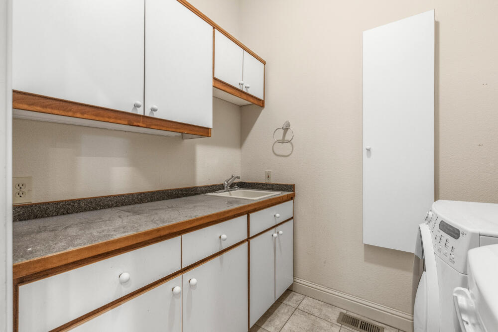 11756 Merganser Road Klamath Falls, OR 97601 - Photo 30 of 73 Washer and Dryer Included