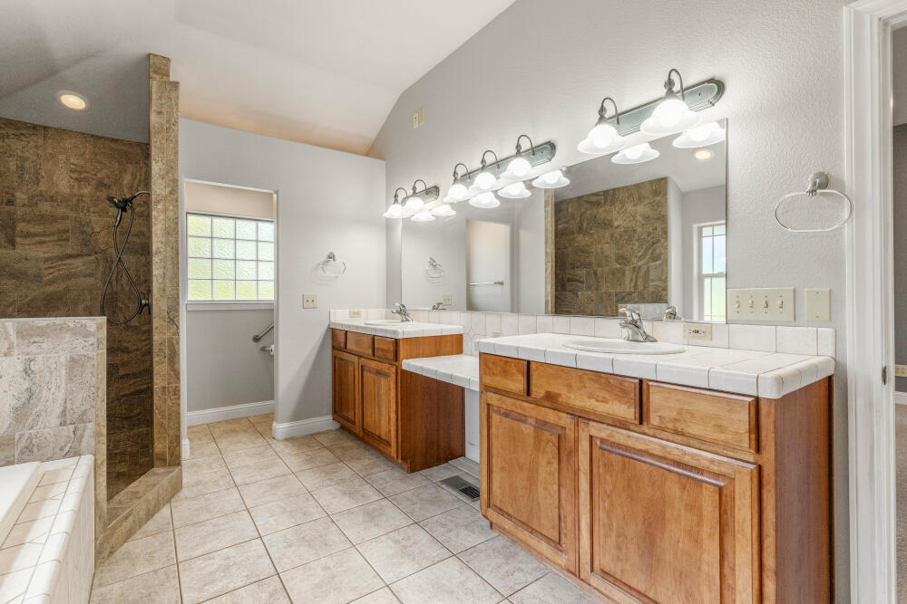 11756 Merganser Road Klamath Falls, OR 97601 - Photo 37 of 73 Dual Vanities