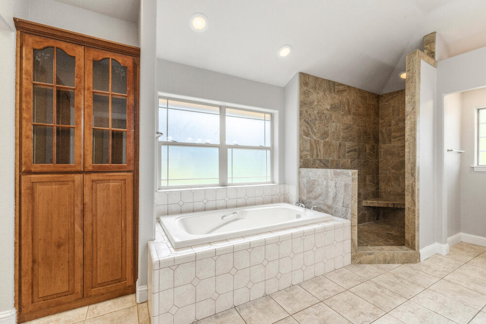 11756 Merganser Road Klamath Falls, OR 97601 - Photo 38 of 73 Tile Shower