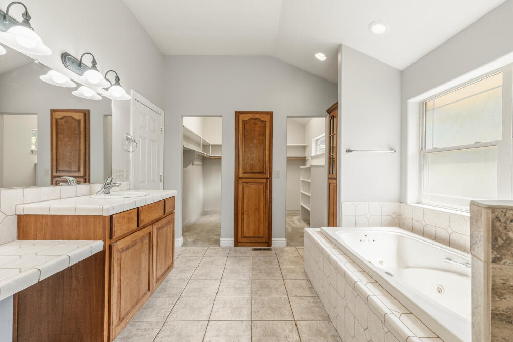 11756 Merganser Road Klamath Falls, OR 97601 - Photo 39 of 73 Tile Floor